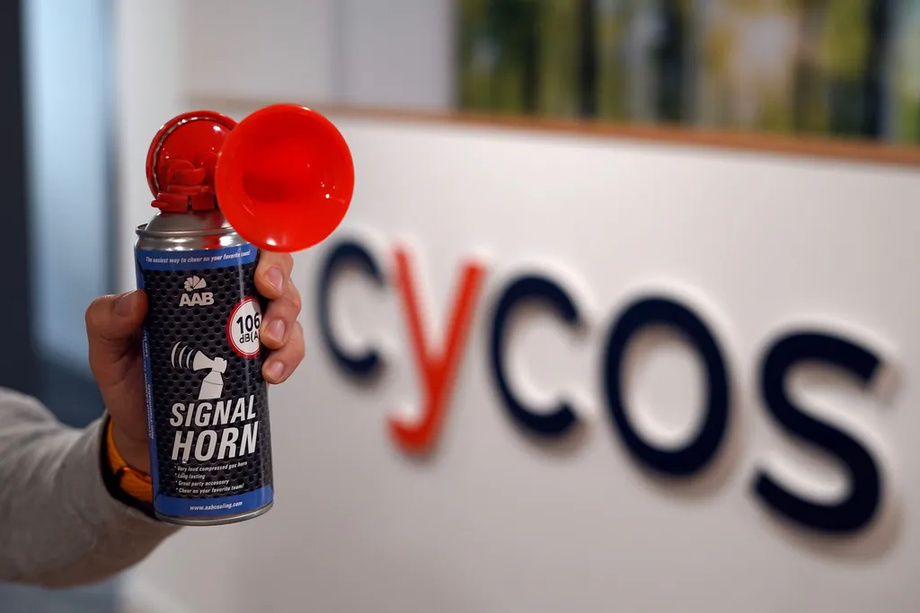 Signal horn in front of the cycos logo symbolizing corporate announcements
